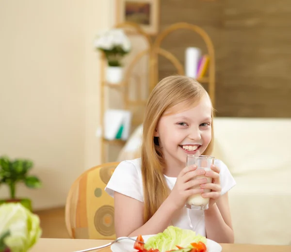 Kislány Amelyek Egészséges Étel Otthon — Stock Fotó