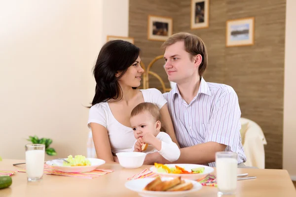 自宅で若い家族の食事 — ストック写真