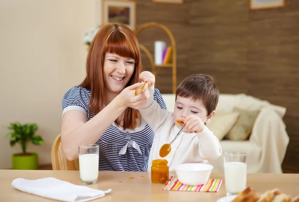 Anya otthon a csecsemő optimális táplálása — Stock Fotó