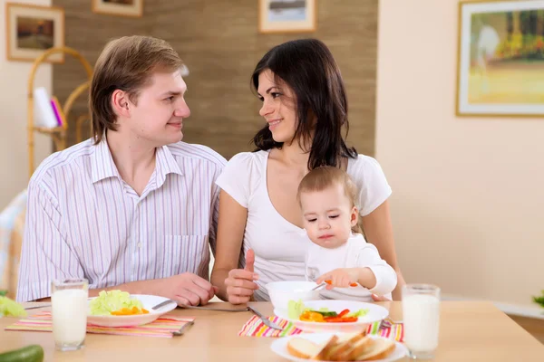 Junge Familie zu Hause beim Essen — Stockfoto