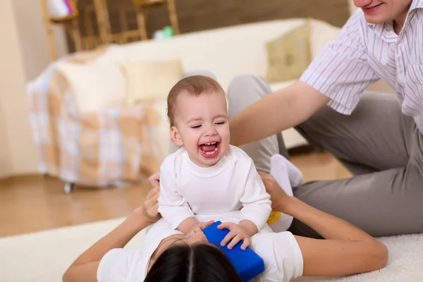 Unga Lyckliga Familjen Leker Med Baby Vardagsrummet — Stockfoto