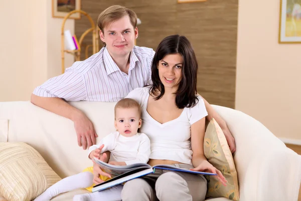 自宅で若い家族の赤ん坊と遊 — ストック写真