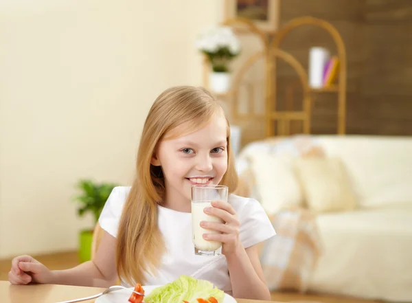 집에서 식사 하는 어린 소녀 — 스톡 사진