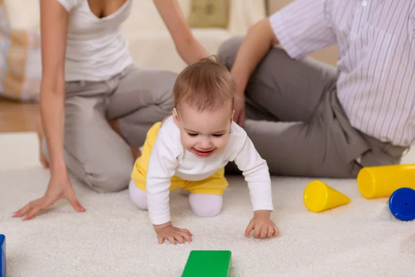Junge Familie zu Hause spielt mit einem Baby — Stockfoto
