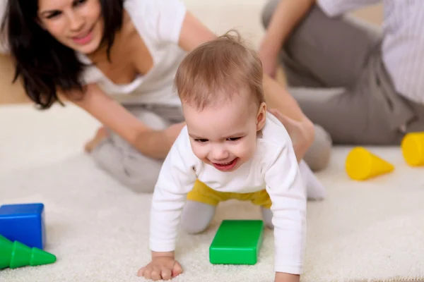 Unga Lyckliga Familjen Leker Med Baby Vardagsrummet — Stockfoto