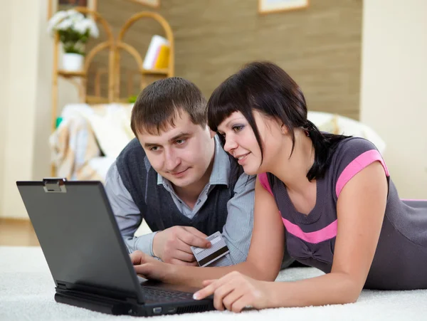 Par med en bärbar dator hemma — Stockfoto