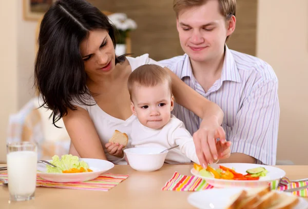Ung Familj Hemma Som Äter Tillsammans Med Ett Barn — Stockfoto