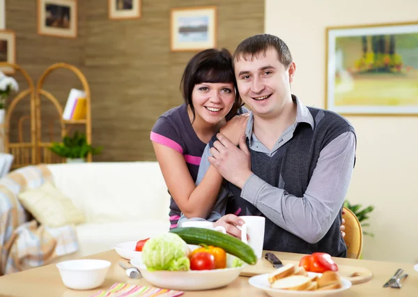 Par hemma med måltid — Stockfoto