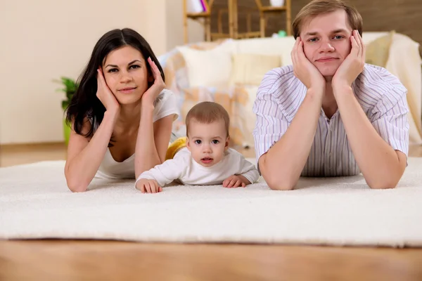 Mladá rodina doma hraje s dítětem — Stock fotografie