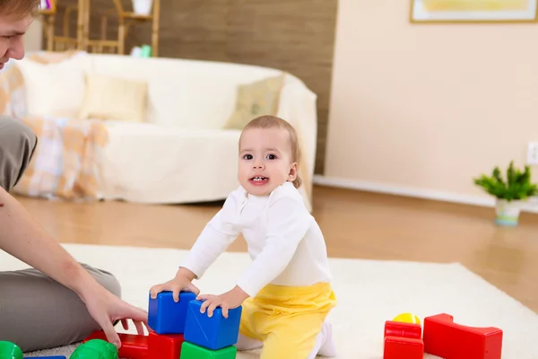 Jonge Gelukkige Familie Spelen Met Een Baby Woonkamer — Stockfoto