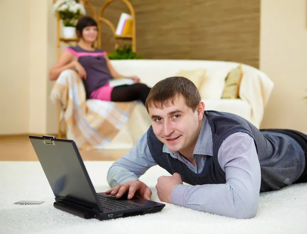 Junger Mann Arbeitet Hause Auf Dem Fußboden Einem Laptop — Stockfoto