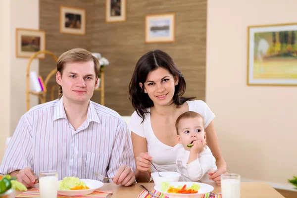 Familia Joven Casa Comiendo Con Bebé — Foto de Stock