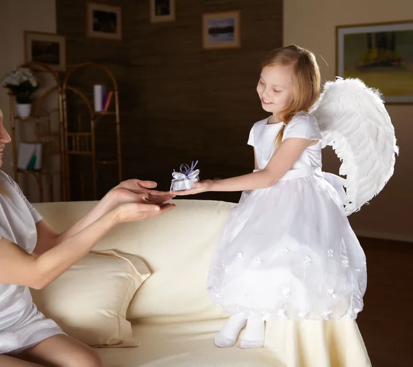 Angel Kanatlı Beyaz Elbiseli Küçük Bir Kız — Stok fotoğraf