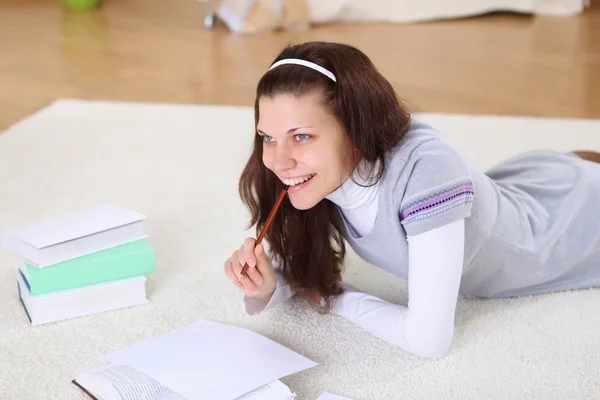 Eine Junge Studentin Liest Hause Bücher Auf Dem Fußboden Wohnzimmer — Stockfoto
