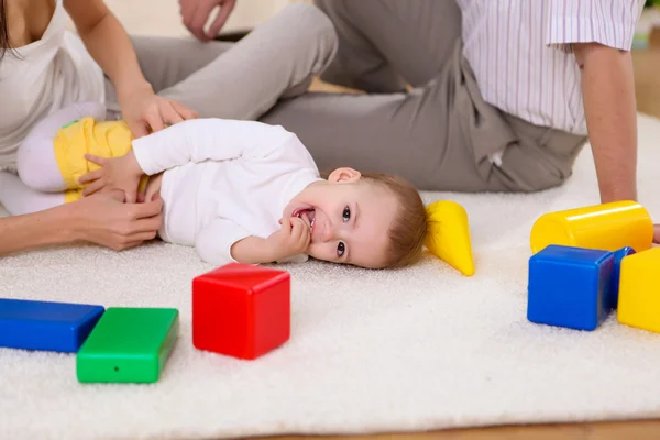 Oturma Odasında Bir Bebekle Oynayan Genç Mutlu Aile — Stok fotoğraf