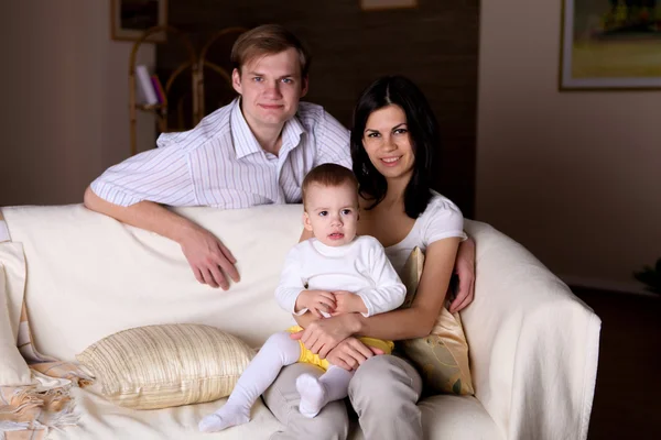 Familia joven en casa jugando con un bebé —  Fotos de Stock