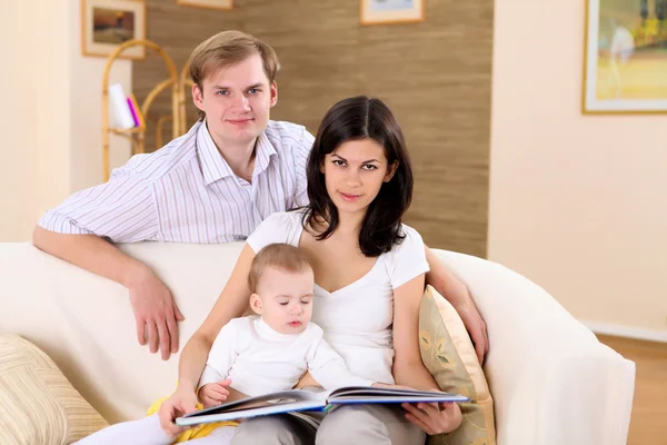 Jeune famille à la maison jouant avec un bébé — Photo