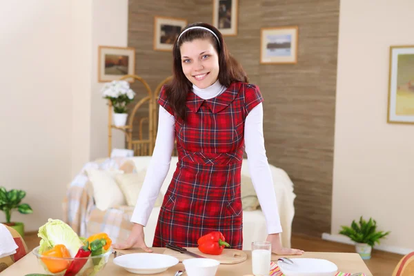 Een jong meisje koken thuis — Stockfoto