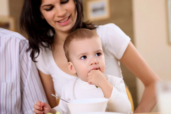 Evde Bir Bebekle Yemek Yiyen Genç Bir Aile — Stok fotoğraf