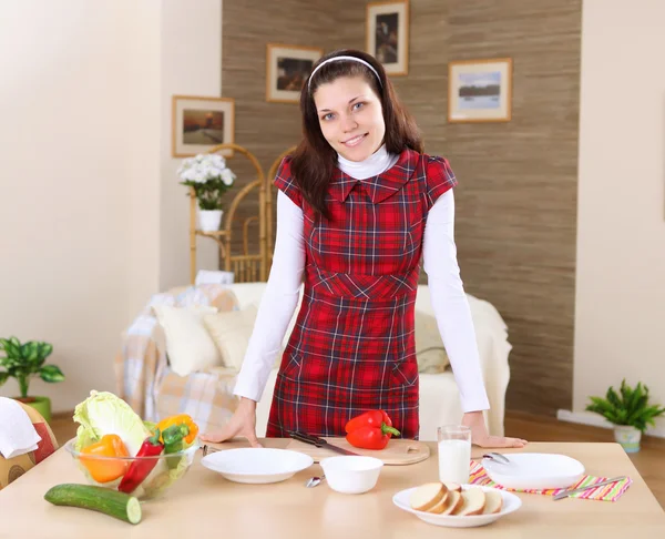 Uma menina cozinhar em casa — Fotografia de Stock