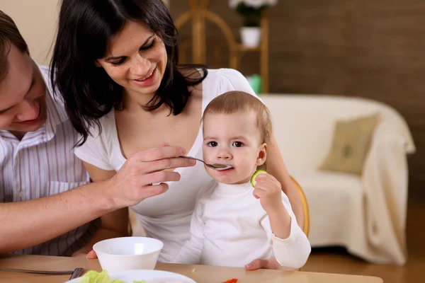 Νεαρή Οικογένεια Στο Σπίτι Τρώει Μαζί Ένα Μωρό — Φωτογραφία Αρχείου