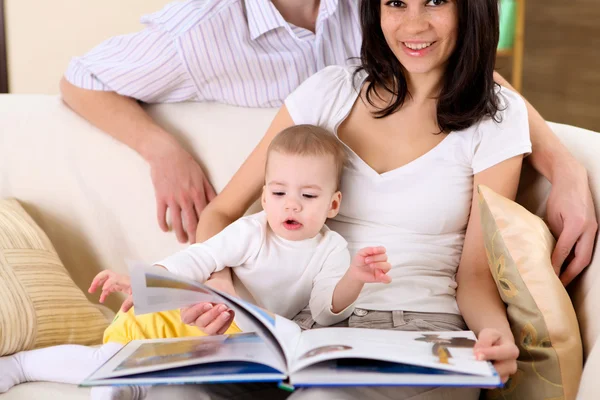 Familia joven en casa jugando con un bebé — Foto de Stock