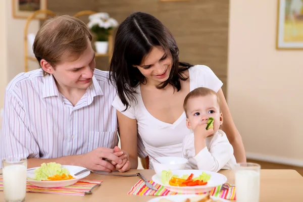 Ung familj hemma med måltid — Stockfoto
