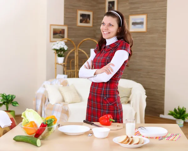 Młoda dziewczyna, gotowanie w domu — Zdjęcie stockowe