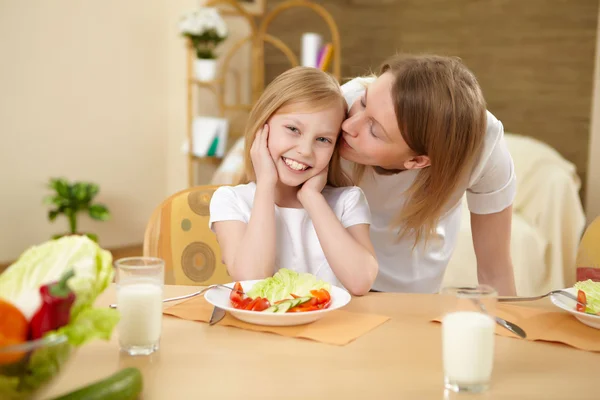 Egy Tinédzser Lánya Ekitchen Anyjával Otthon Birtoklás Étkezés Együtt — Stock Fotó