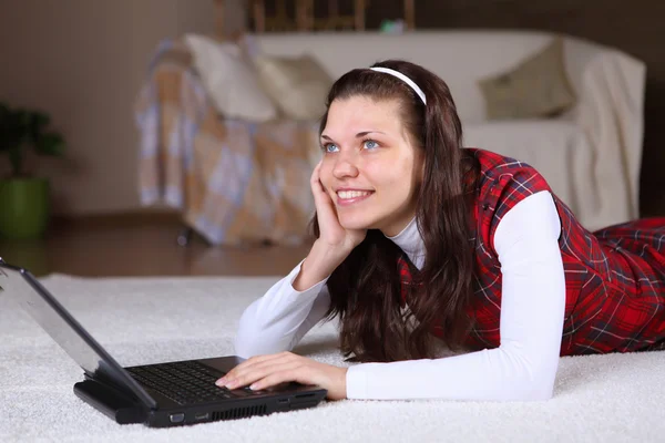 A young girl with a lap top at home — Stock Photo, Image