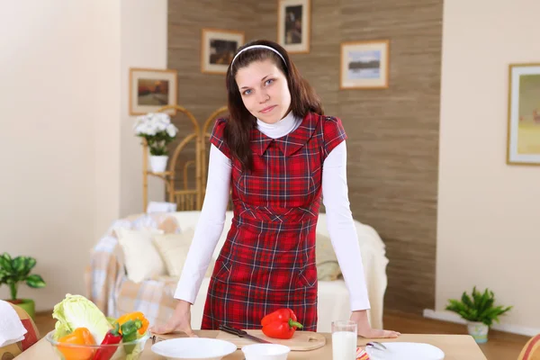 Een Jong Meisje Koken Gezond Voedsel Thuis — Stockfoto