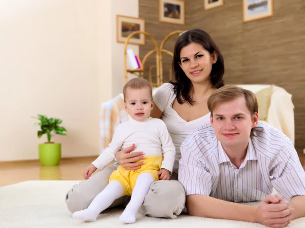 Junge Glückliche Familie Spielt Mit Einem Baby Wohnzimmer — Stockfoto