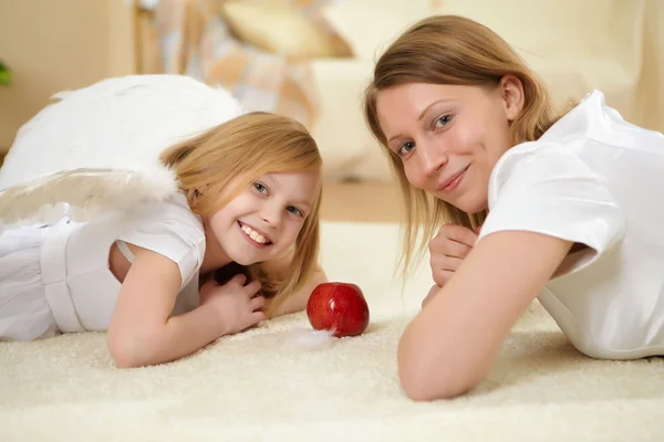 小女孩和她的母亲带着礼物在家里地板上 — 图库照片