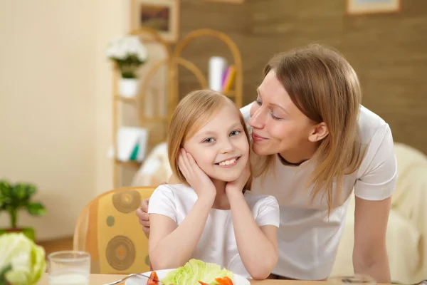 Teenaged Daughter Her Mother Ekitchen Home Having Meal Together — Stock Photo, Image