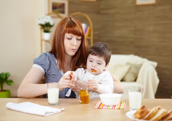 Baby Sitzt Hause Tisch Und Isst — Stockfoto