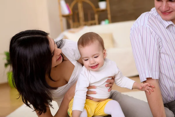 Jovem Família Feliz Brincando Com Bebê Sala Estar — Fotografia de Stock