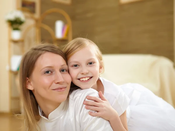 Madre con hija adolescente en casa —  Fotos de Stock