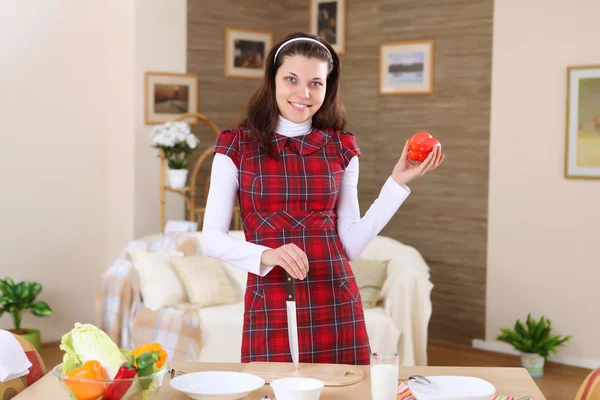 Ein junges Mädchen kocht zu Hause — Stockfoto