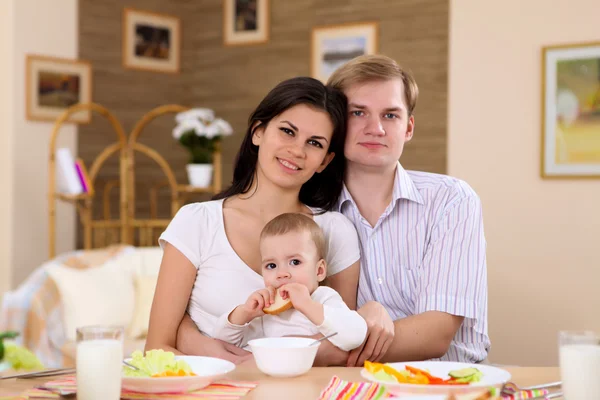 Jonge familie thuis hebben maaltijd — Stockfoto