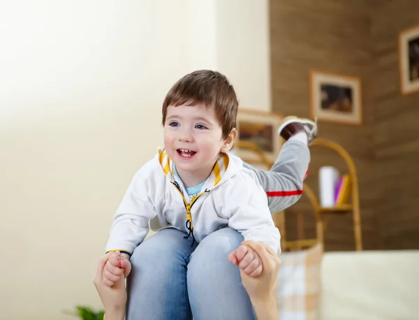 Μια Ευτυχισμένη Χαμογελαστό Αγόρι Παίζοντας Και Διασκεδάζοντας Στο Σπίτι — Φωτογραφία Αρχείου