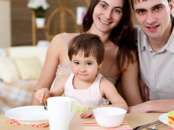 Ung familj hemma med måltid — Stockfoto
