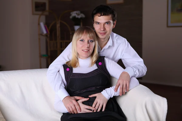 Молодая Беременная Жена Муж Дома Вместе — стоковое фото