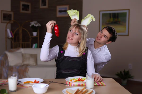 Pareja Joven Enamorada Casa Comiendo Juntos Divirtiéndose — Foto de Stock