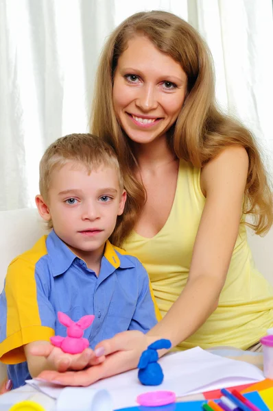 Egy Kisfiú Anyjával Együtt Tanul Otthon — Stock Fotó