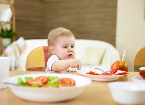 食事の小さな男の子 — ストック写真