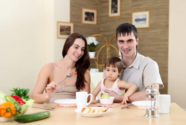 Junge Familie Hause Beim Gemeinsamen Essen Mit Baby — Stockfoto