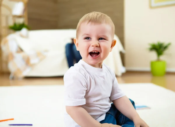 Niño jugando en el suelo en casa —  Fotos de Stock