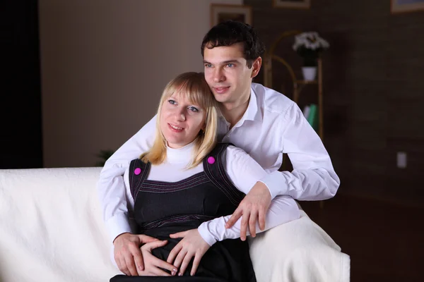 Hamile eşi ve kocası evde — Stok fotoğraf