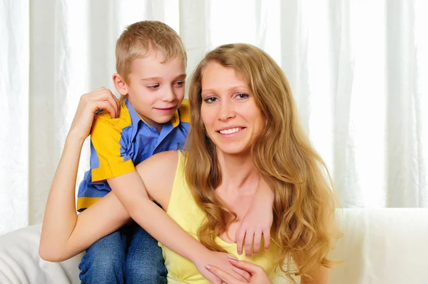 Egy Kisfiú Anyjával Együtt Tanul Otthon — Stock Fotó