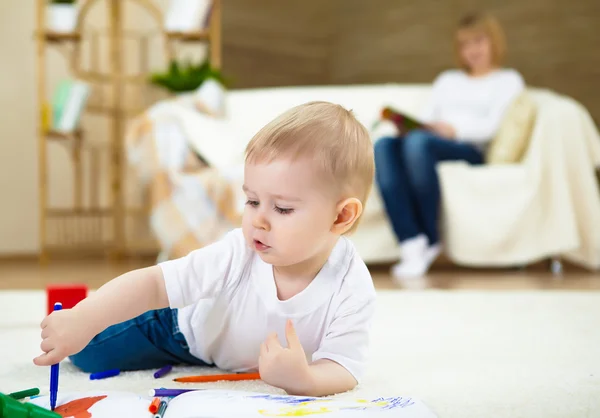 小さな男の子色鉛筆で描画や自宅の床に座って — ストック写真
